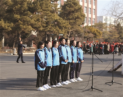 近日,白城一中3000余名师生在学校操场以"快闪"的形式齐唱《我和我的